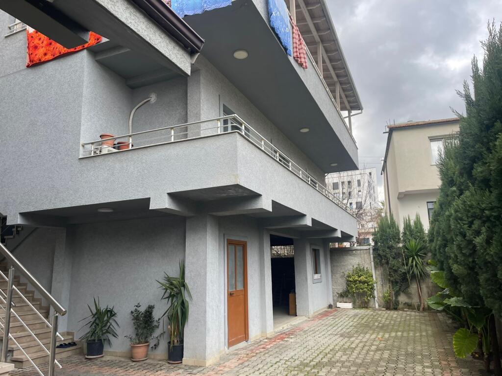 🏡 Two-storey villa for rent – Bulevardi i Ri💶 Price: 1,000 € / month