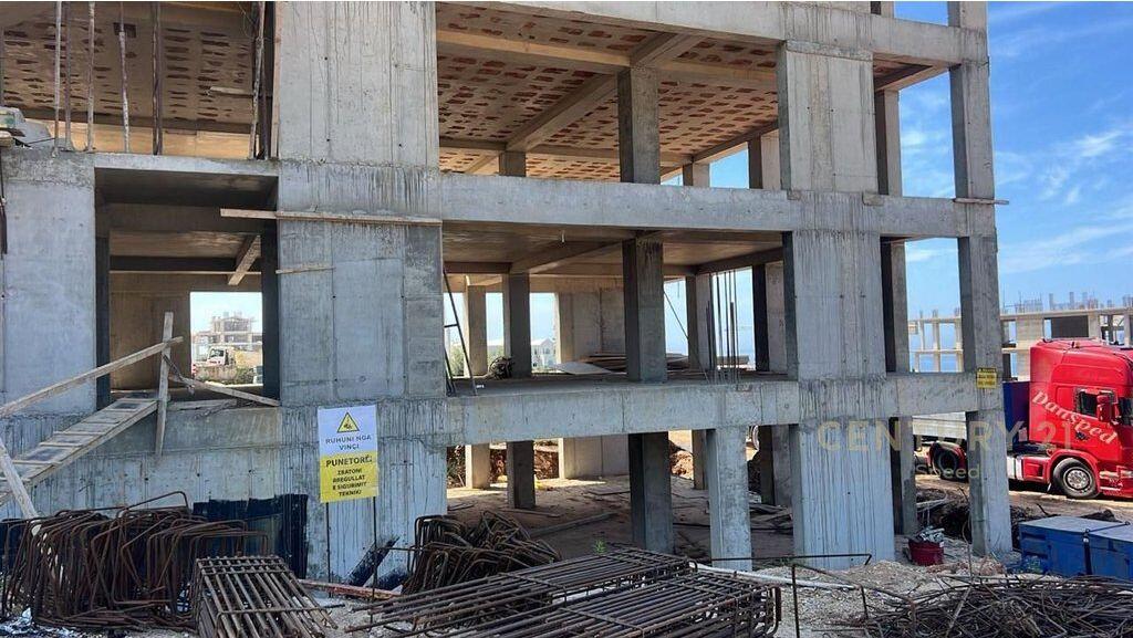 2+1 apartment and parking space for sale in Dhërmi, Vlora in the Square Village complex!!