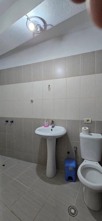 Fantastica Opportunità di Affitto Vicino alla Direzione Scolastica ❗️❗️A Korçë  PER LA PRIMA VOLTA SUL MERCATO! Diventa il Primo Inquilino!