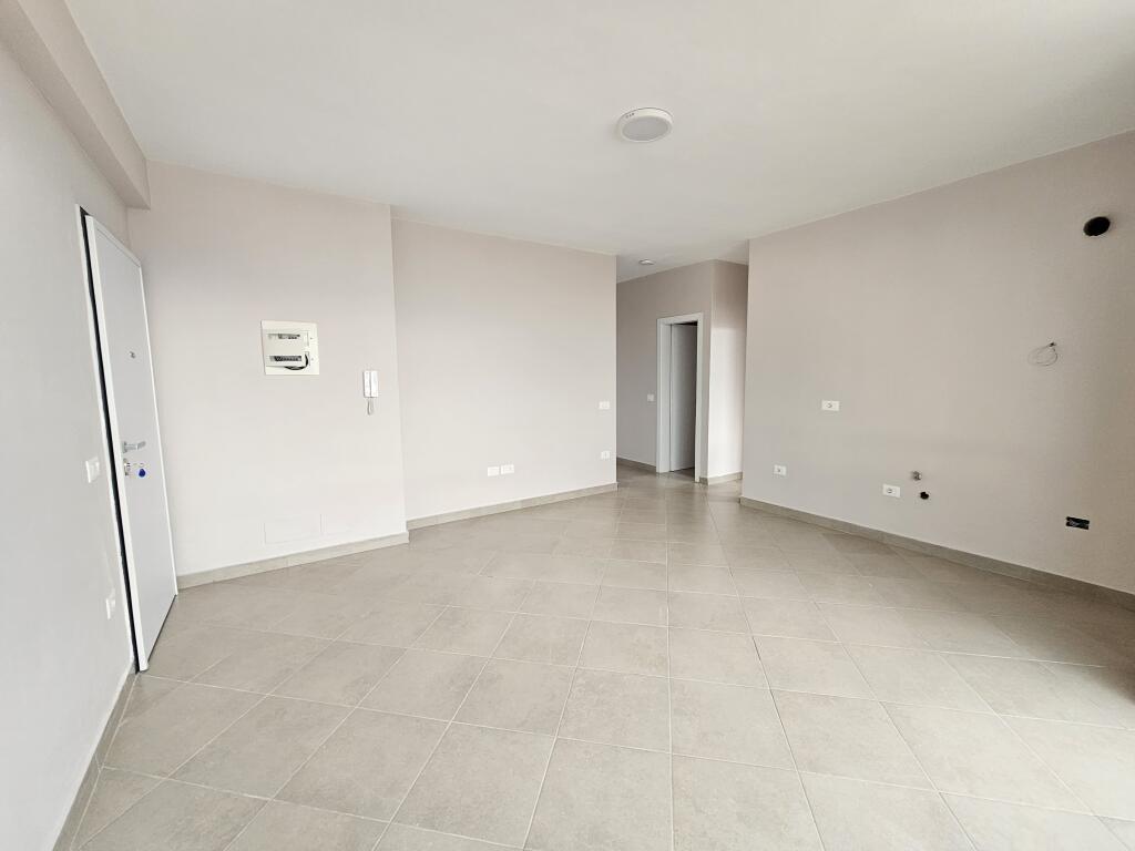 Affittasi Apt 3+1 (+ Blocco)  Super Spazioso 100 m2  (Ali dem  - Vicino al campo 📍)  PALAZZO NUOVO E TIPO VILLA DELL'ANNO 2025,  con Ascensore  57.000 leke / Mese 🔥ideale per uffici
