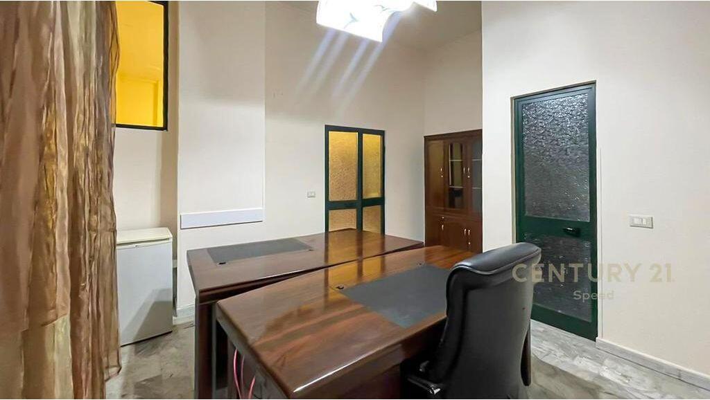 Zyrë me qira në Rrugën e Bogdanëve – 2 ambiente + tualet