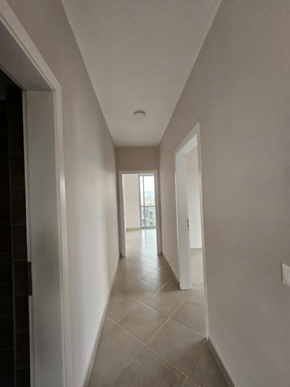 Affittasi Apt 3+1 (+ Blocco)  Super Spazioso 100 m2  (Ali dem  - Vicino al campo 📍)  PALAZZO NUOVO E TIPO VILLA DELL'ANNO 2025,  con Ascensore  57.000 leke / Mese 🔥ideale per uffici