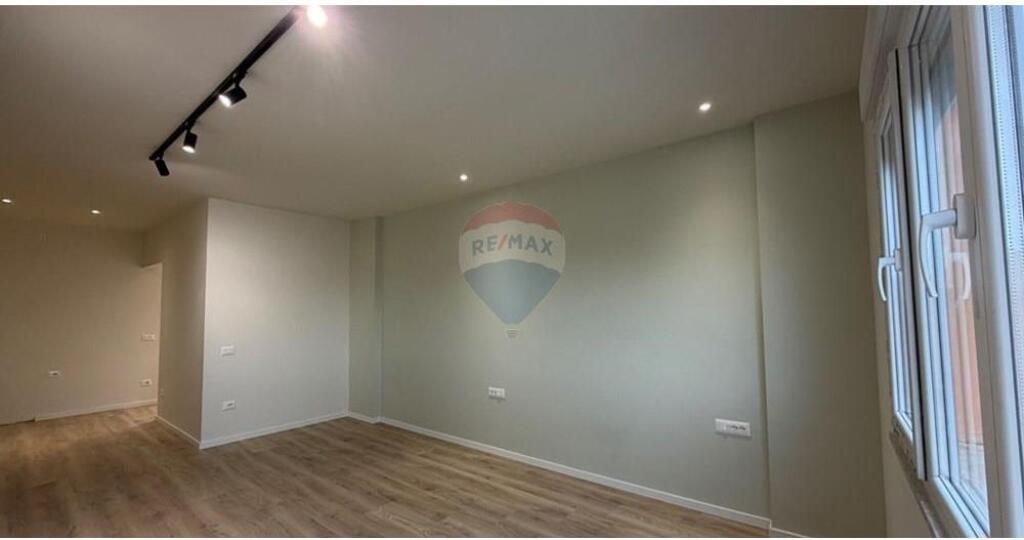 Shitet Garsoniere pranë Liqenit