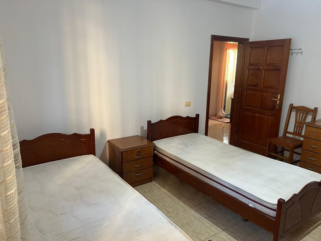 🏠Laprake,prane Cerdhes Nr.30 jepet me qera kati i II-te i nje vile,,2+1,i mobiluar 60,000 Leke