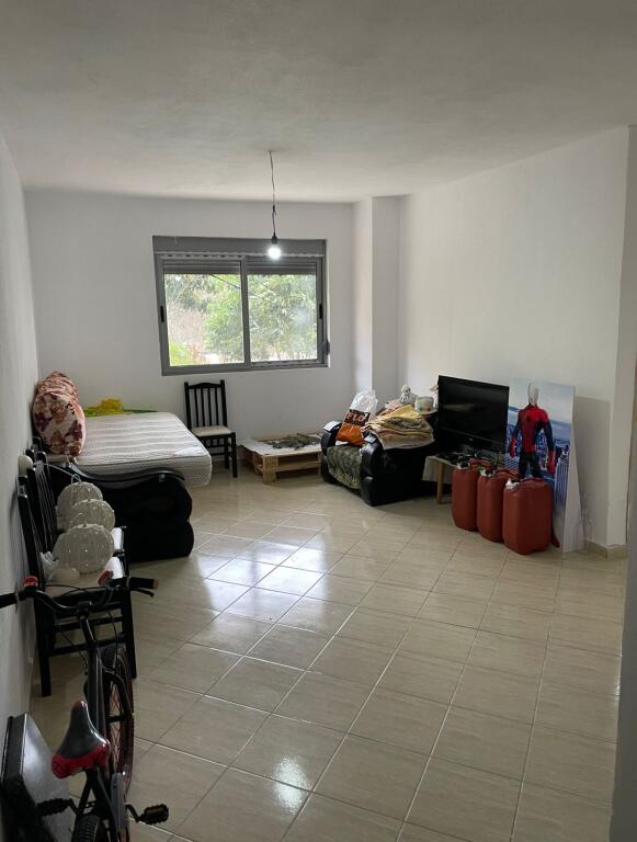 Shitet Apartament 1+1 – Shkëmbi i Kavajës, vetëm 100 m nga deti!