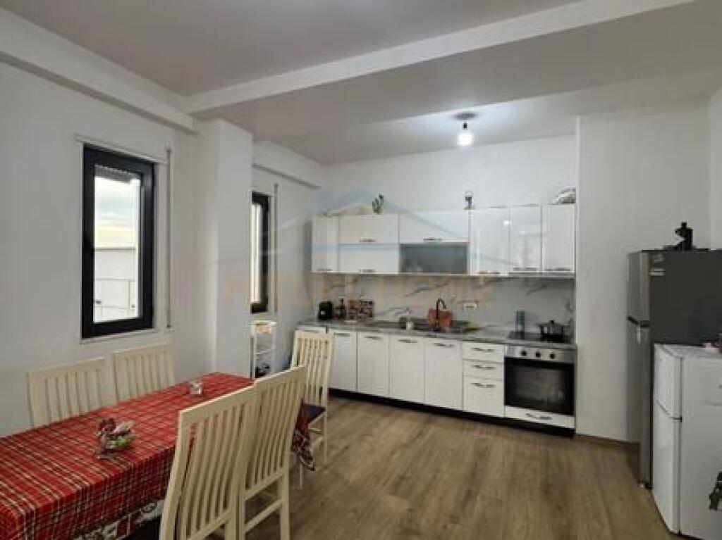Shitet , Apartament 2+1+2+ Post Parkimi, Porcelan, Tirane