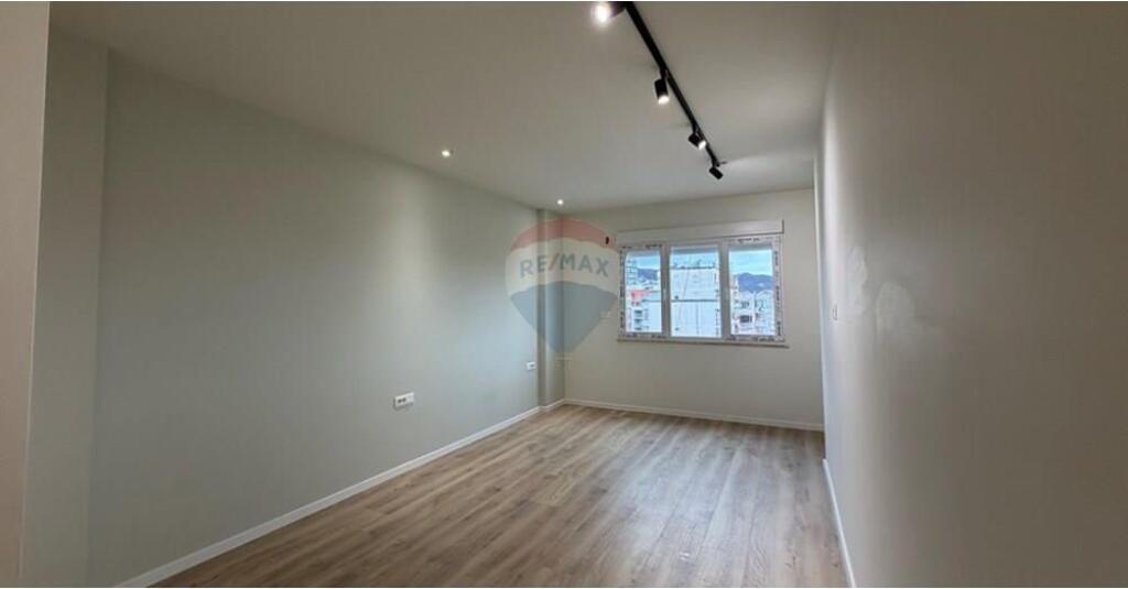 Shitet Garsoniere pranë Liqenit