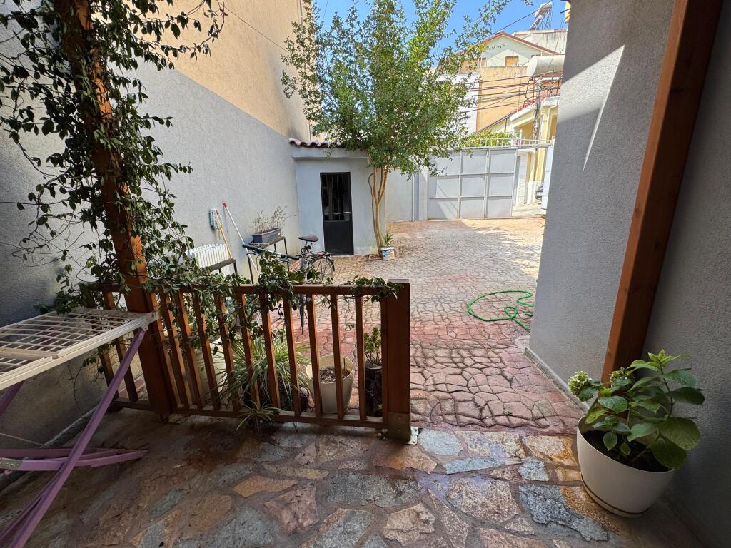 Jepet Shtepi Private me qera te Gjykata