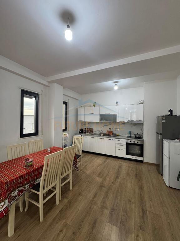 Shitet , Apartament 2+1+2+ Post Parkimi, Perballe UET ne Porcelan, Tirane