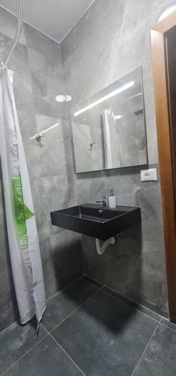 🏠 APARTAMENT ME QERA PRANË UNIVERSITETIT ZKM
