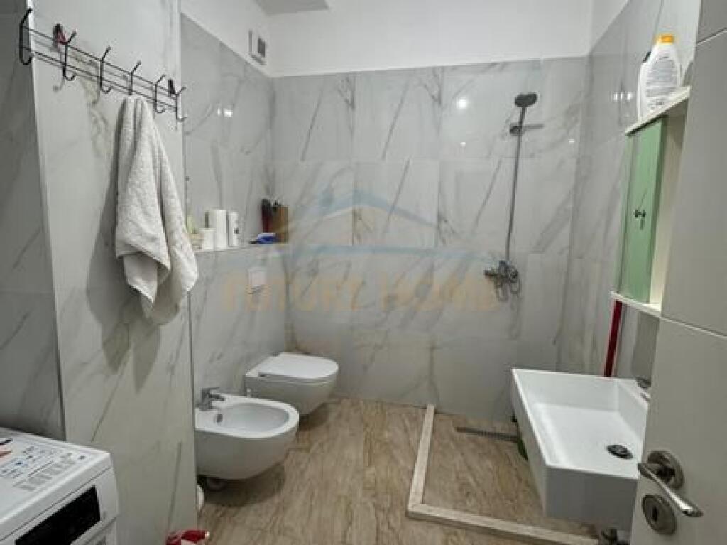 Shitet , Apartament 2+1+2+ Post Parkimi, Porcelan, Tirane