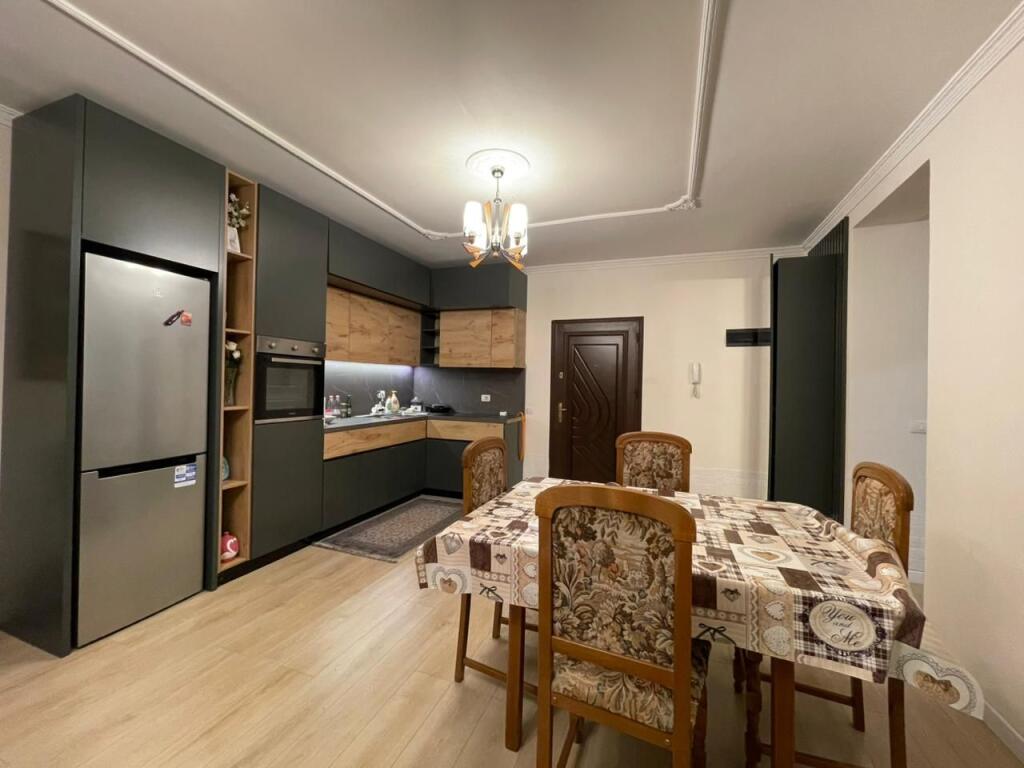 Apartament 2+1 per qira tek Komuna e Parisit.