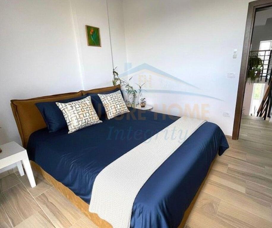 Qera, Vilë 2-Katëshe me pishinë, Farkë, Tiranë.