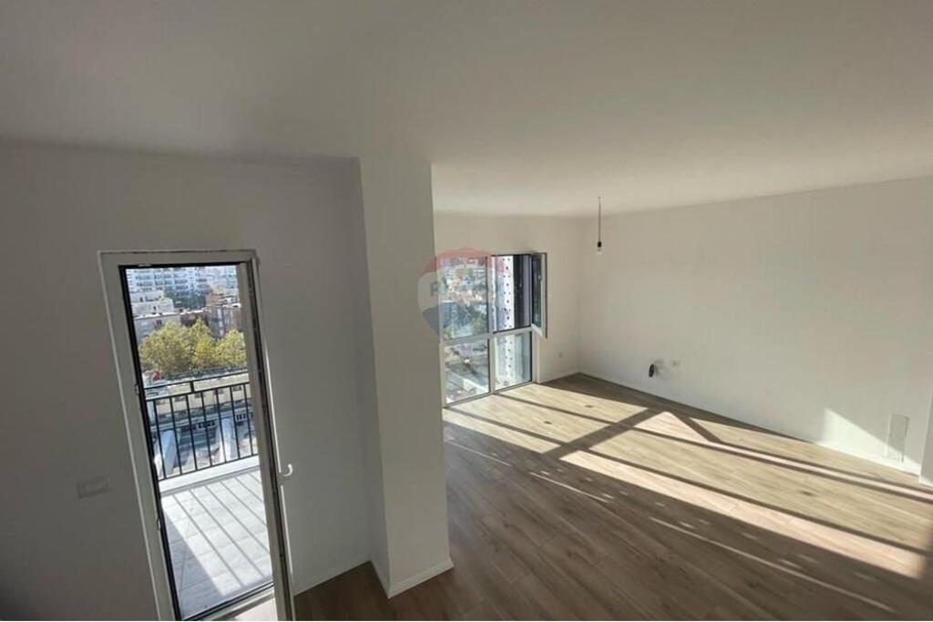 Shitet Apartament 1+1 tek 5 Maji