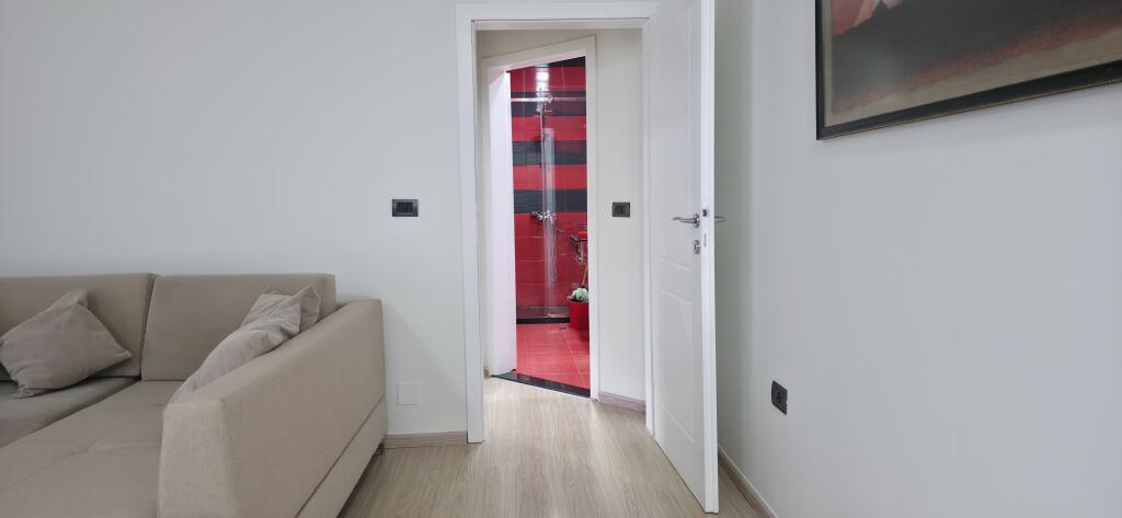 Jepet Apartament 1+1 me Qira te Stadiumi Dinamo.