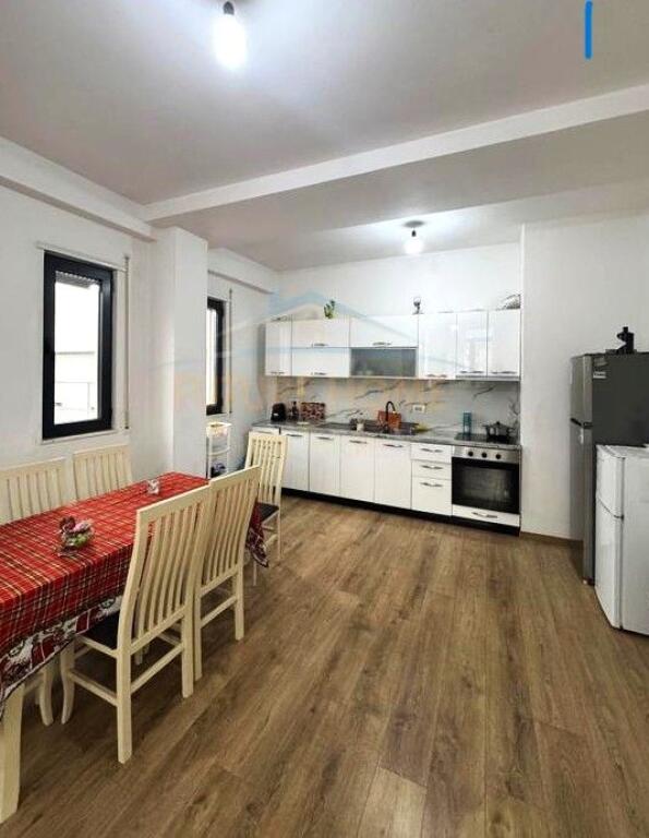 Shitet, Apartament 2+1+2+ Post Parkimi, Porcelan, Tirane