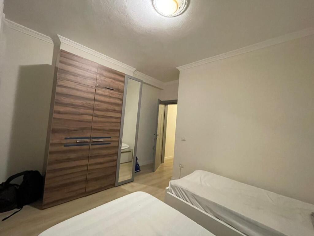 Apartament 2+1 per qira tek Komuna e Parisit.