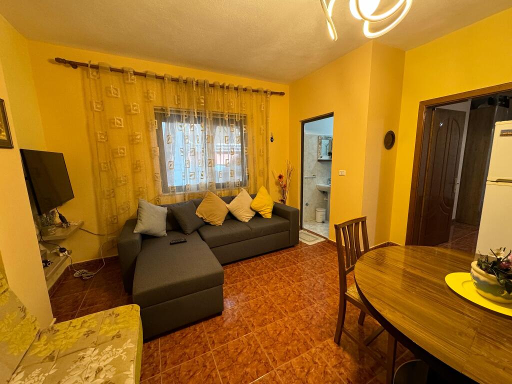 Jepet apartament me qera 1+1 shkembi kavajes