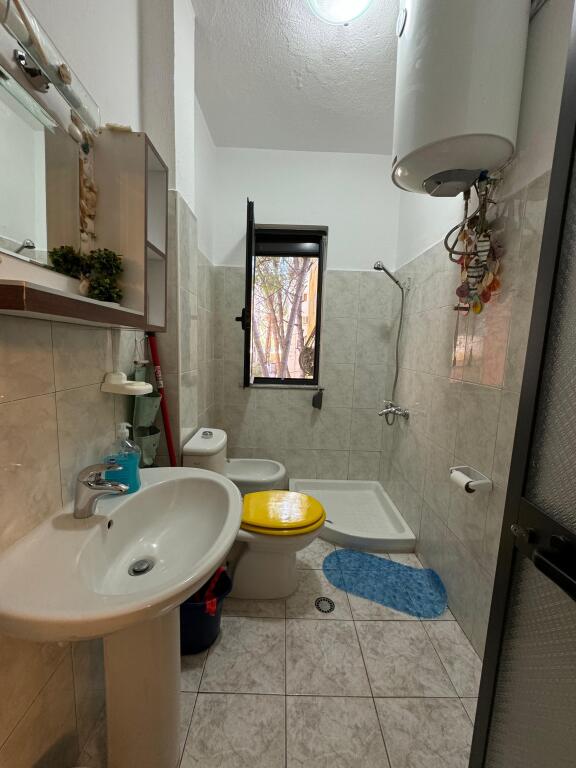 Jepet apartament me qera 1+1 shkembi kavajes