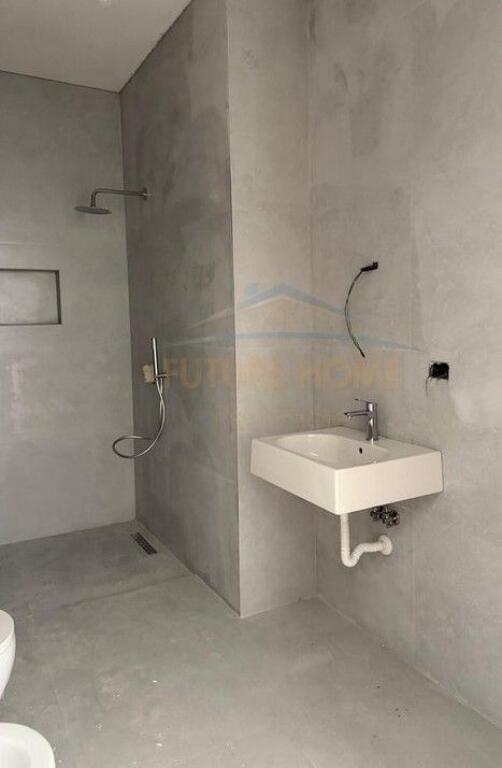 Qira, Ambient , Kompleksi Aura, Tiranë