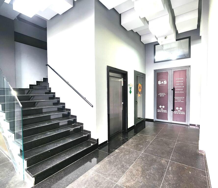 Zyre me Qera:📍 Myslym Shyri - Gjyk. e Larte (kt2) Pllt i Ri - Amb me Ndricim, Kondicioner || 490€/Muaj