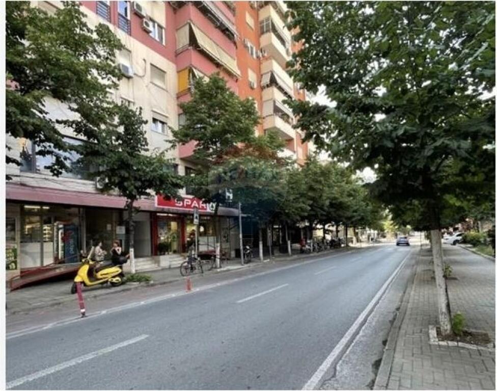 Shitet Garsoniere pranë Liqenit