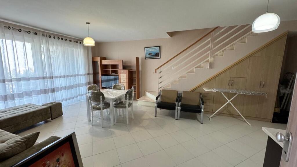 Vendesi appartamento tipo duplex  2 posti auto A Kodra e Diellit