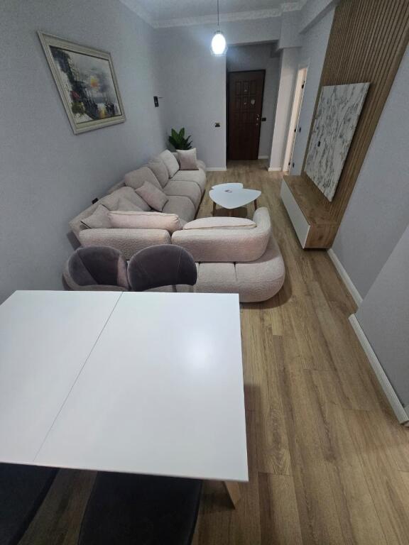 Shitet Apartament 2+1