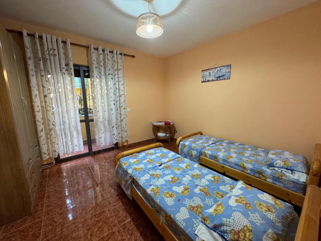 Jepet apartament me qera 1+1 shkembi kavajes