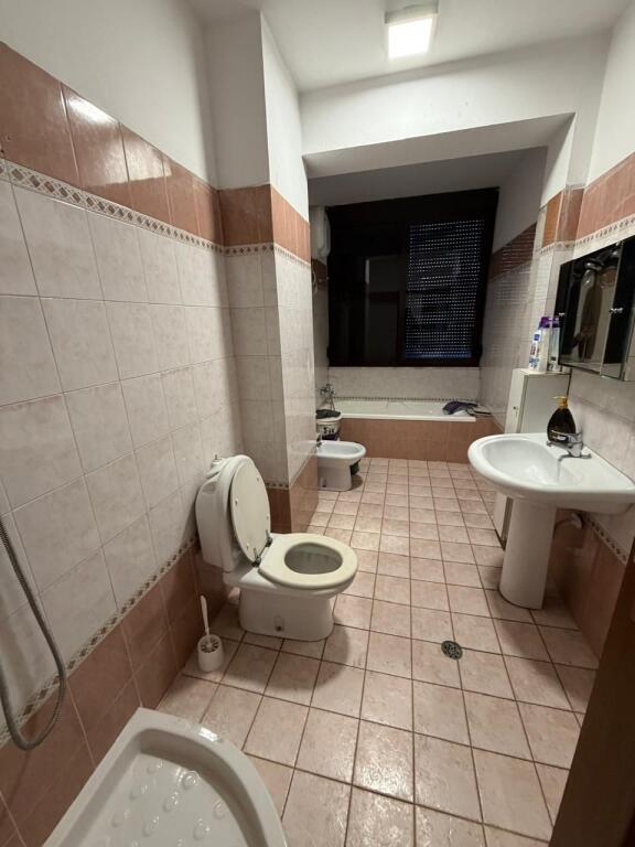 Myslym Shyri Jepet Apartament 2+1 Me Qera Per Zyra Ose Banim