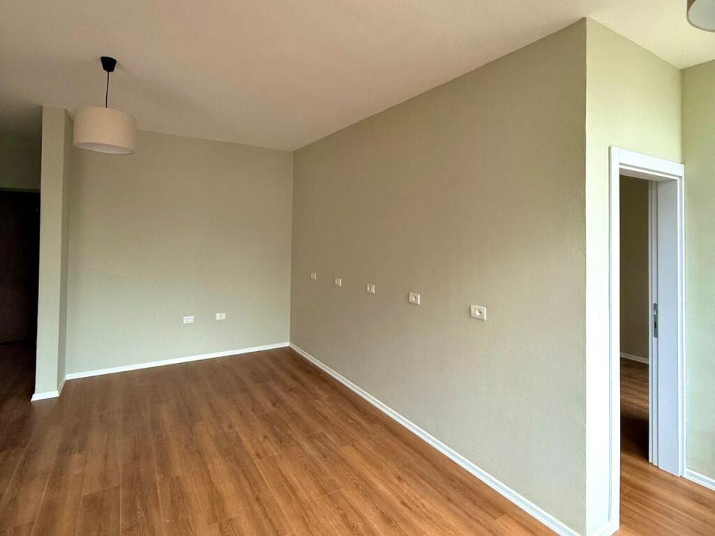 APARTAMENT ME QERA 1+1 ISH EKSPOZITA 70.000 LEKE