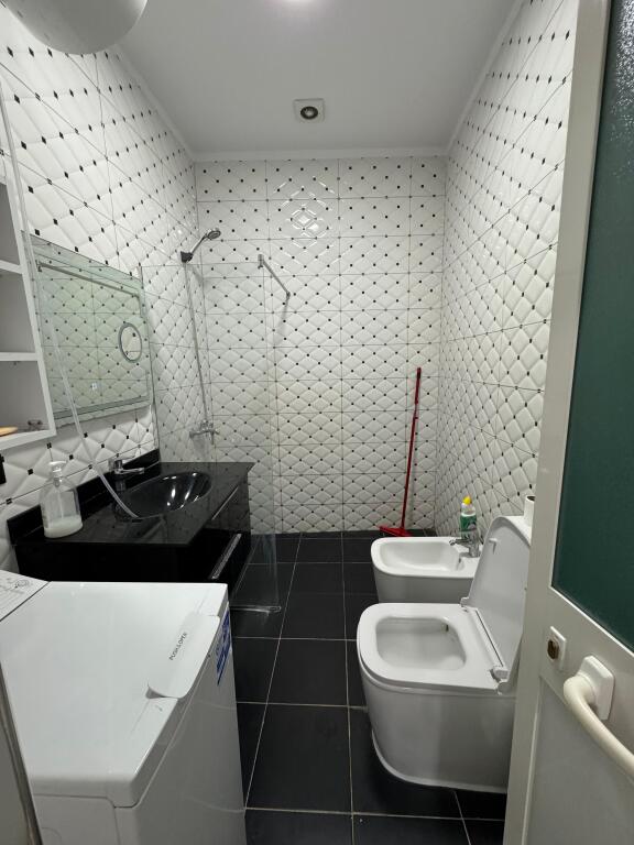 Jepet Shtepi Private me qera te Gjykata