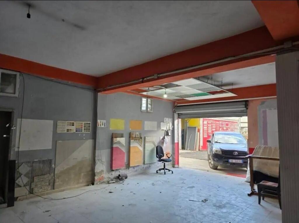 MAGAZINA ME QERA 230 M2 PALLATI ME SHIGJETA 1800 EURO