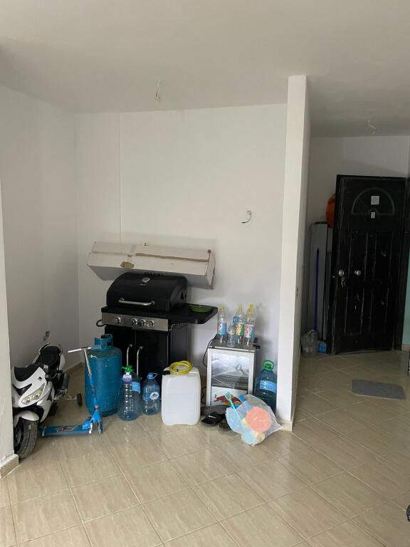 Shitet Apartament 1+1 – Shkëmbi i Kavajës, vetëm 100 m nga deti!