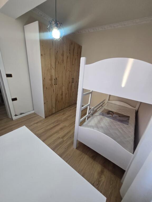 Shitet Apartament 2+1