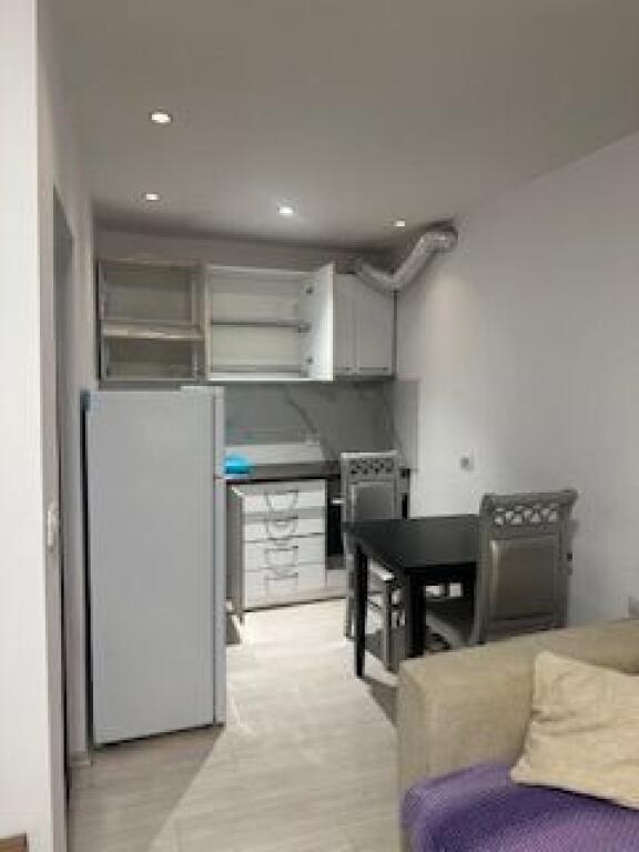 Apartament 1+1 te spitali Amerikan 3 ne yzberisht me 380€