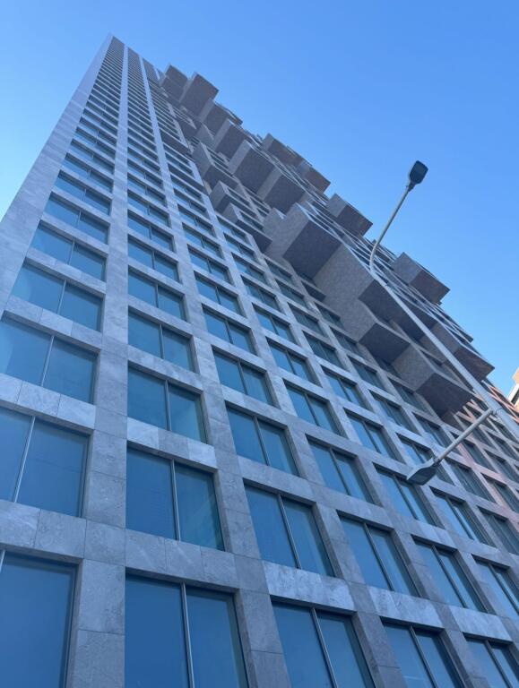 Shitet Apartament 3+1+2 në Downtown One – Zemra e Tiranës