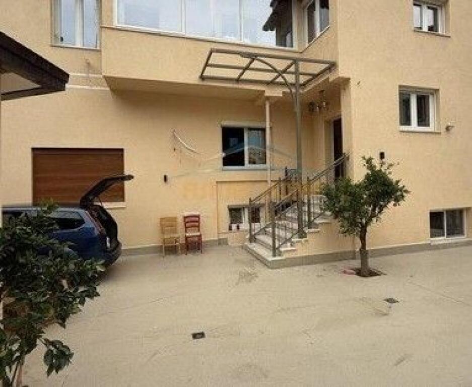 Qira, Godine 3 Kateshe+POSTE PARKIMI,Rruga e Kavajes