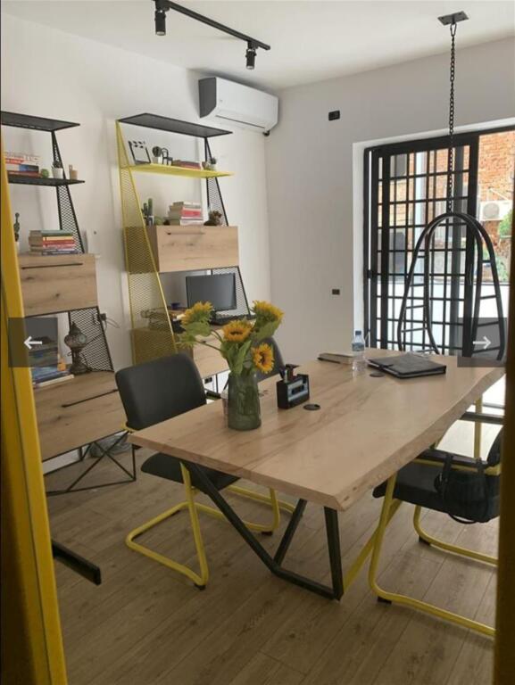 Zyre me qera  parkim Rruga e durresit