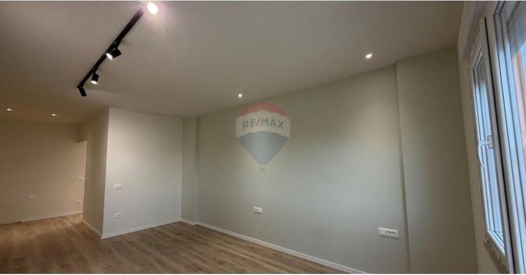 Shitet Garsoniere pranë Liqenit