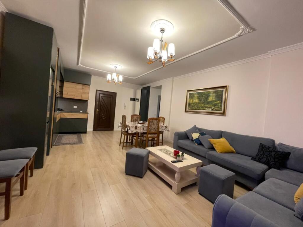 Apartament 2+1 per qira tek Komuna e Parisit.