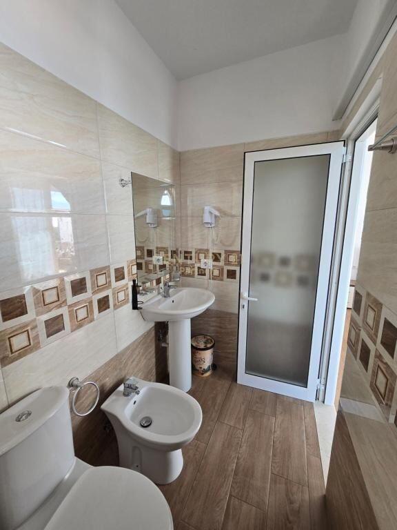 Jepet me Qira Hotel &amp; Restorant në Vijë të Parë Deti – Shkëmbi i Kavajës