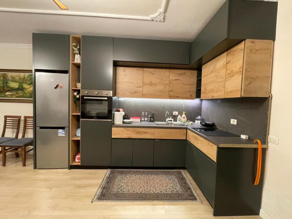 Apartament 2+1 per qira tek Komuna e Parisit.