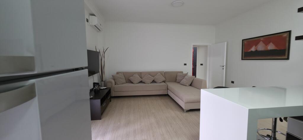 Jepet Apartament 1+1 me Qira te Stadiumi Dinamo.