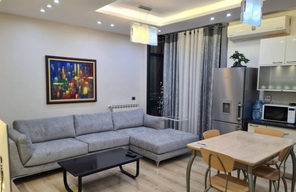 Apartament 2+1 për Qira pranë Liqenit Artificial – Pallati “Triangolo”🌆