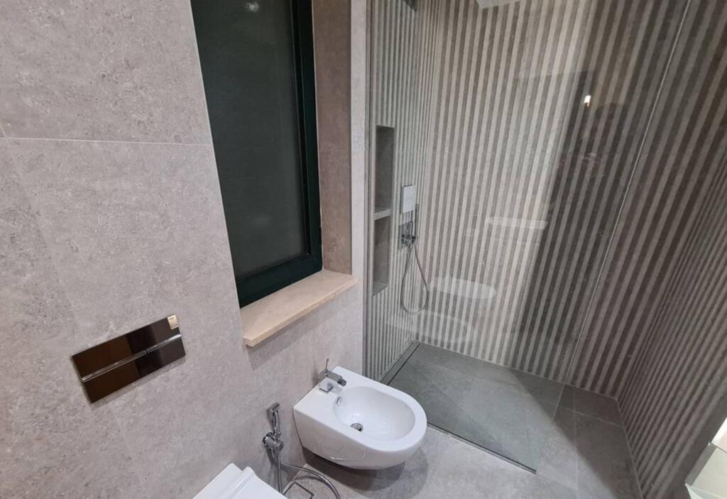 Apartament 2+1 për Qira pranë Liqenit Artificial – Pallati “Triangolo”🌆