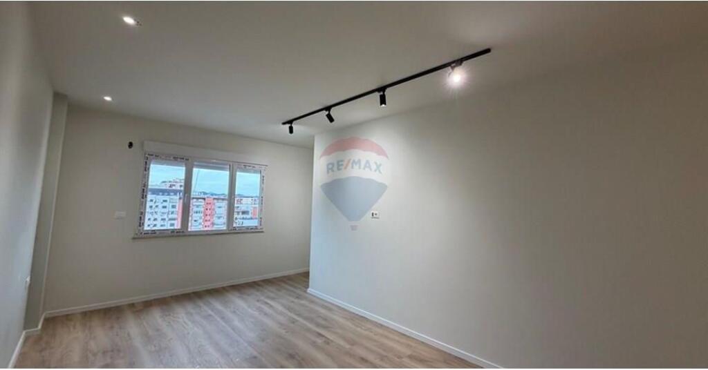 Shitet Garsoniere pranë Liqenit