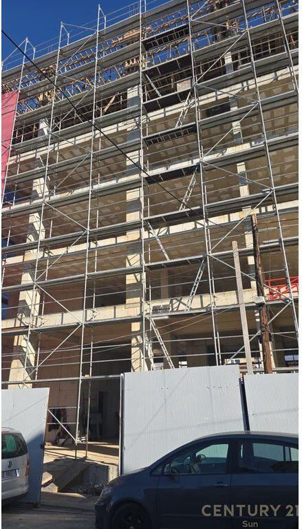 Shitet Apartament 2+1 tek Shkolla e Kuqe – Kati i 4-të Teknik