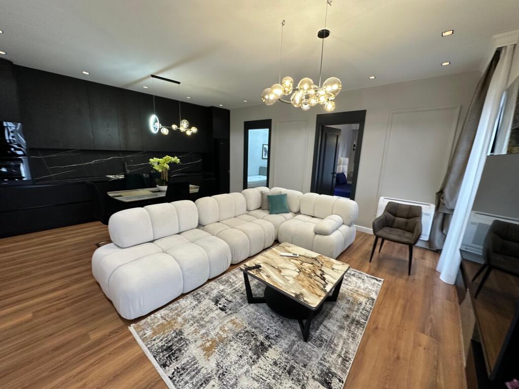 Lux Rent 3+1,140m2,Kavajes Street,Garden Building.