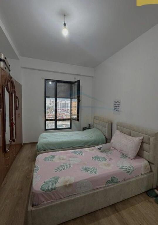 Shitet , Apartament 2+1+2+ Post Parkimi, Porcelan, Tirane